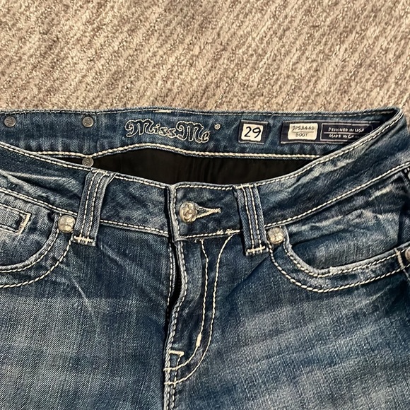 Miss Me boot cut jeans with diamond pockets and on the back waist band. - Picture 2 of 5
